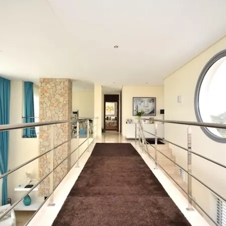 5 Bed וילה