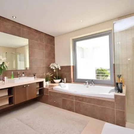 5 Bed *